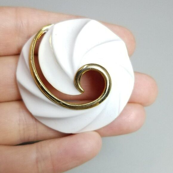 Vintage Torino White Enamel and Gold Tone Spiral Shell Shape Brooch, Lapel Pin - Picture 6 of 7
